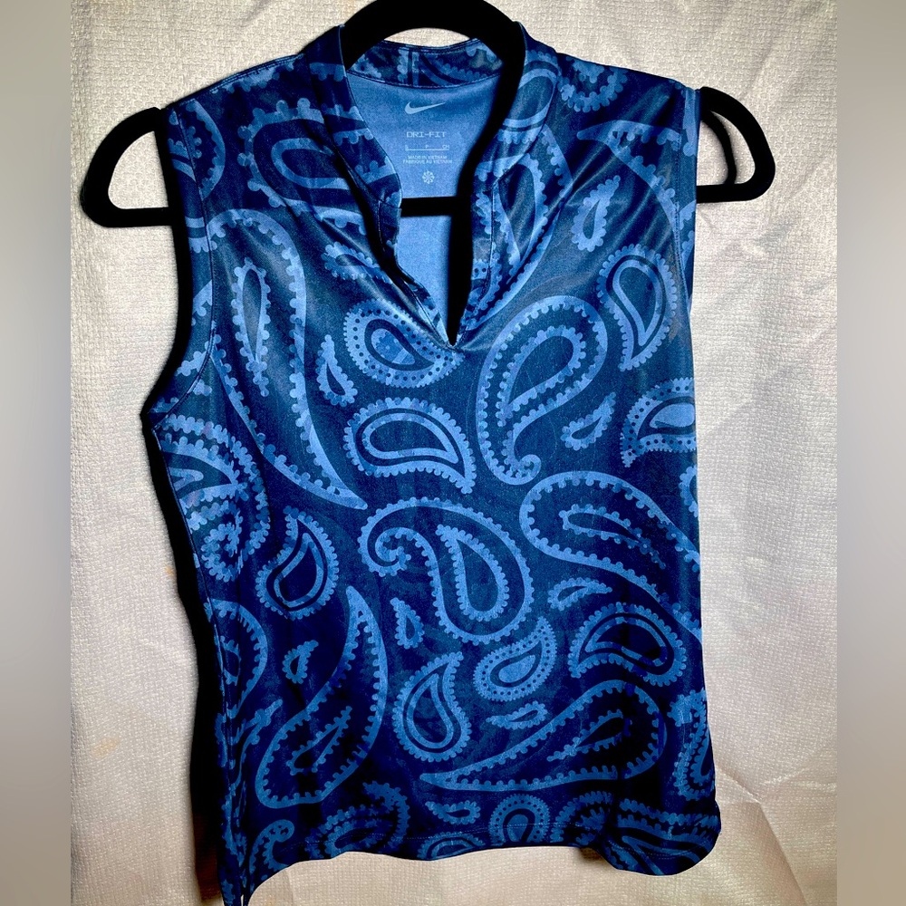 Nike Small Women’s Golf Top. Great condition, like new. Comfortable fabric.
